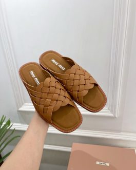 Miu Miu Buty, sandaly klapki, skora