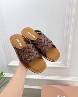 Miu Miu Buty, sandaly klapki, skora