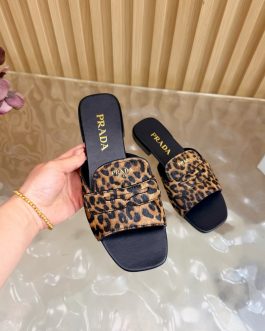 Prada Buty, sandaly klapki, skora