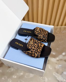Prada Buty, sandaly klapki, skora