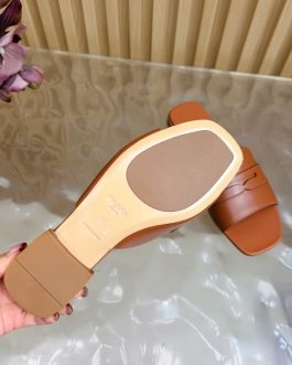 Prada Buty, sandaly klapki, skora