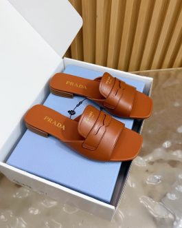 Prada Buty, sandaly klapki, skora