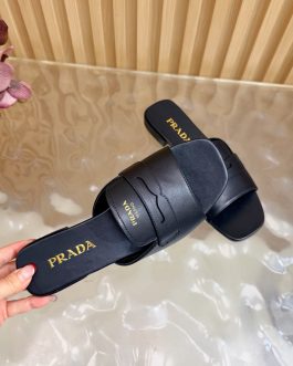 Prada Buty, sandaly klapki, skora