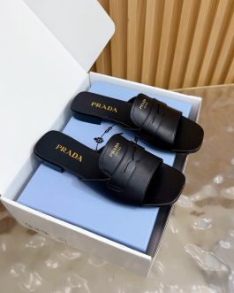 Prada Buty, sandaly klapki, skora