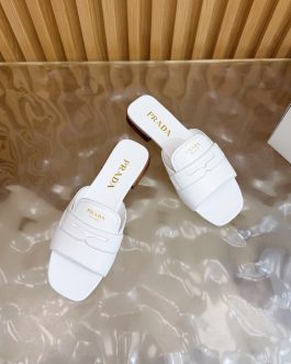 Prada Buty, sandaly klapki, skora