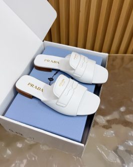 Prada Buty, sandaly klapki, skora