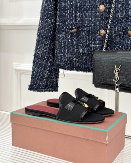 Loro Piana Buty, sandaly klapki, skora