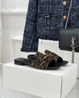 Prada Buty, sandaly klapki, skora