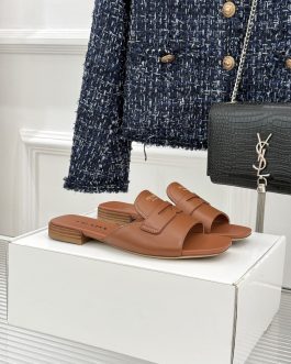 Prada Buty, sandaly klapki, skora