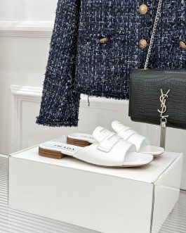 Prada Buty, sandaly klapki, skora